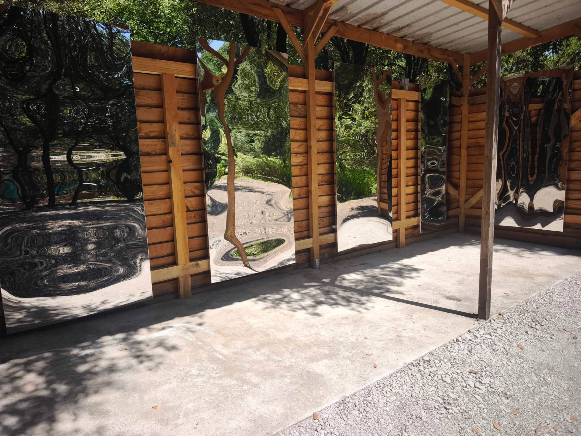 Installation de miroirs déformants à l'Attrape-Rêves