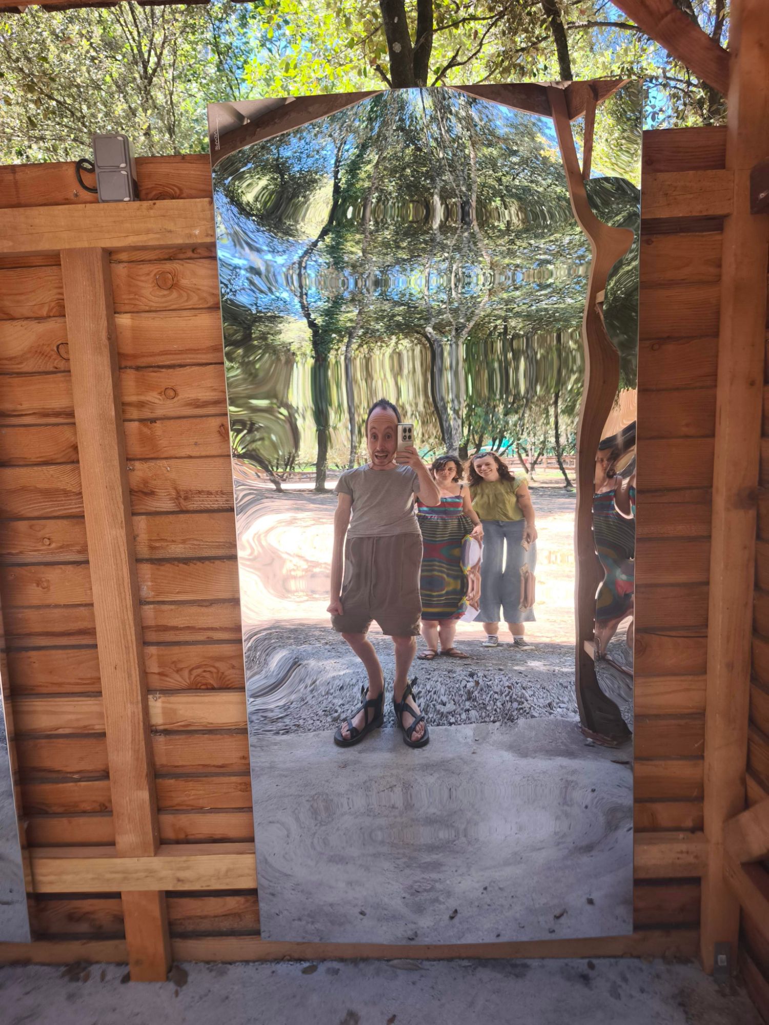 Visiteurs devant les miroirs déformants