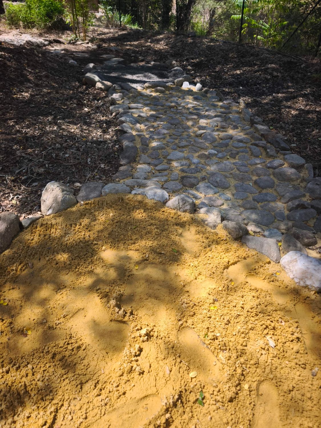 Chemin de galets du parcours sensoriel de L'Attrape-Rêves
